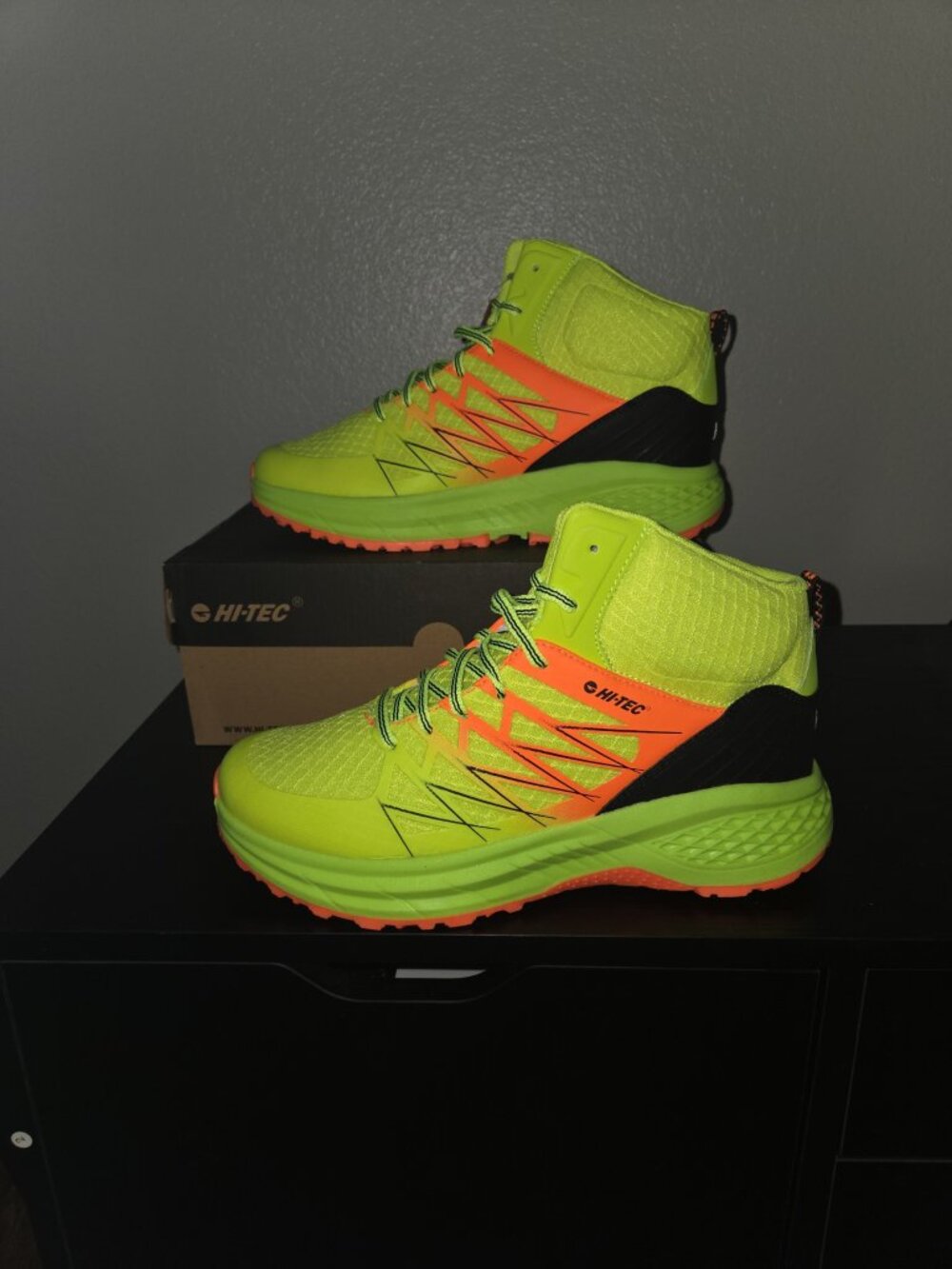 Hi-Tec Demolisher Mid Hiking Boots Men's US 9 EU 42 BNIB